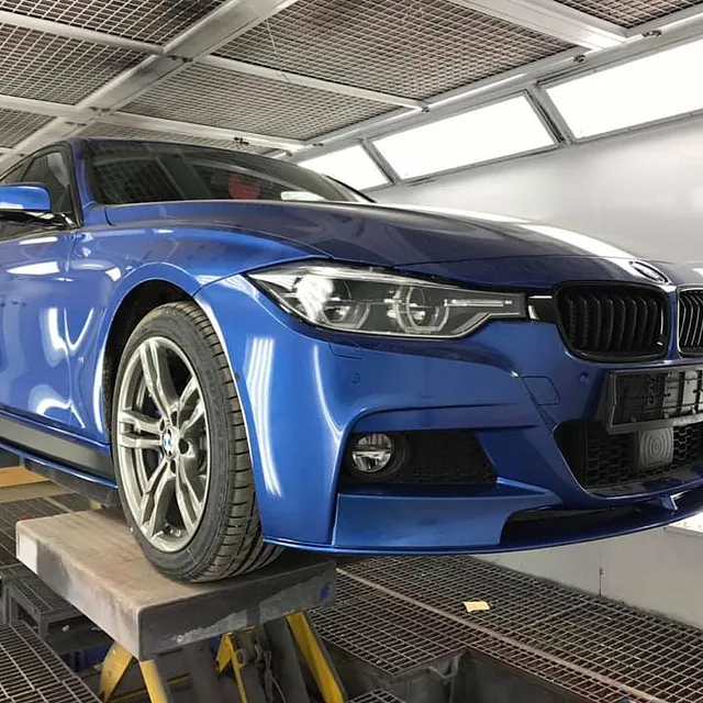 Nylakkert blå BMW